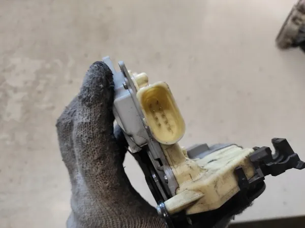 AUDI Q7 4L 05- Linke Vordertürschloss 9PIN image 4