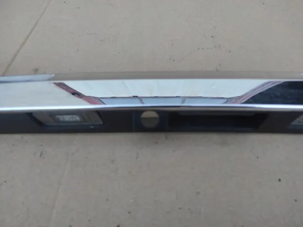 OEM A2467400000 Moldura Trasera Cromada con Cámara image 3
