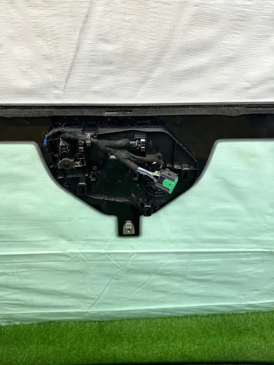 Pare-brise Ford Kuga OEM 2682701 - État d'occasion image 7