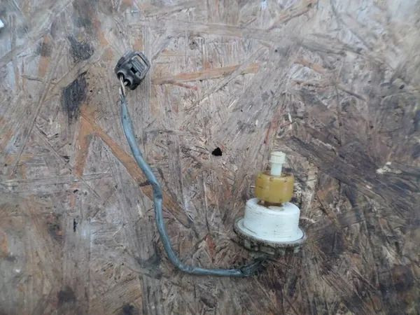 Capteur d'eau dans le filtre à carburant Toyota Avensis T22 2.0 TD OEM 2c-te image 1