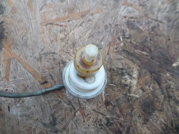 Capteur d'eau dans le filtre à carburant Toyota Avensis T22 2.0 TD OEM 2c-te image 2