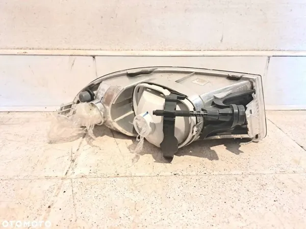 Farol de Neblina Skoda Octavia Mk2 Esquerdo OE 1Z0941699C image 3
