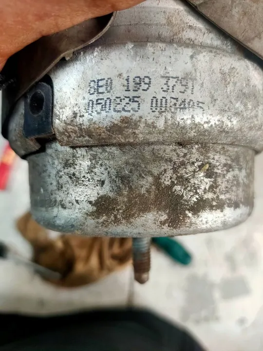Soporte de motor Audi 8E0199379T image 3