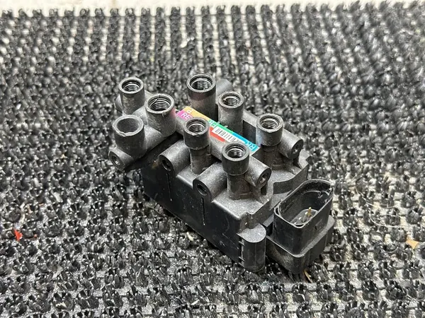 Module de suspension pneumatique Porsche Taycan 9J1 2022 image 1