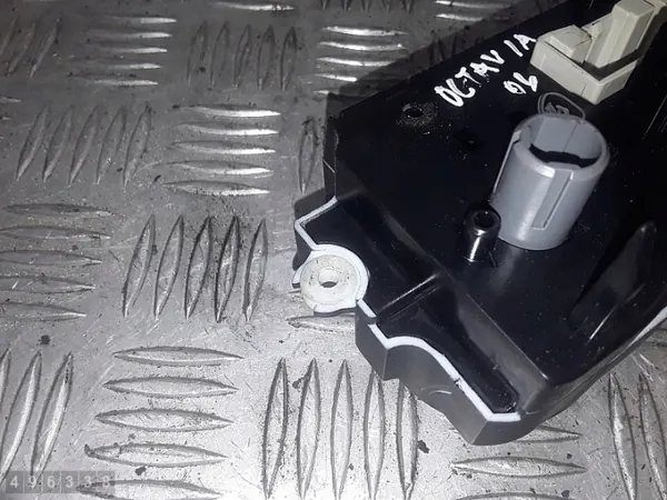 Skoda Octavia ilmastointiohjain OEM 1Z0820047D image 8