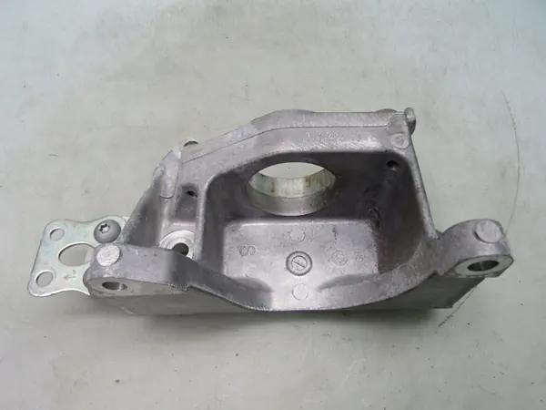 LEAF II ZE1 21R Halfshaft Support Bracket 201213A072 image 3
