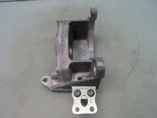 LEAF II ZE1 21R Halfshaft Support Bracket 201213A072 image 4