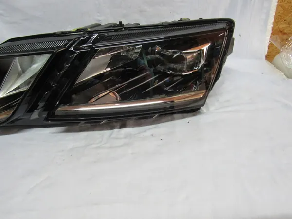 Farol esquerdo Skoda Octavia III 5E1 Lift Full LED image 2