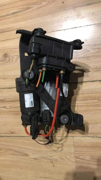 Jaguar OE AW933B484AF Suspension Compressor image 1