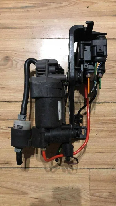 Jaguar OE AW933B484AF Suspension Compressor image 2