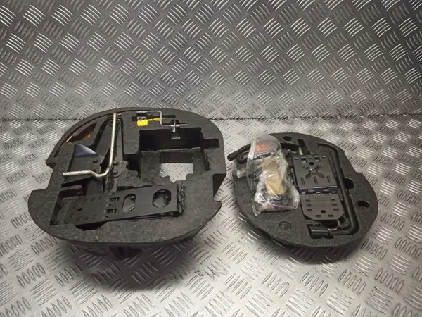 Insertion de Roue de Secours OEM Citroen C4 Picasso 1.6 HDI image 4