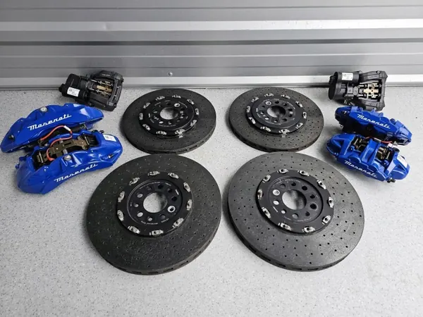 Maserati MC20 Keramische Remmen Set OEM - Schijven & Blokken image 2
