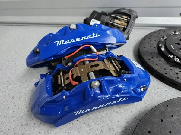 Maserati MC20 Keramische Remmen Set OEM - Schijven & Blokken image 3