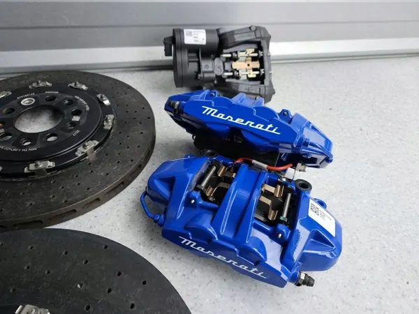 Maserati MC20 Keramische Remmen Set OEM - Schijven & Blokken image 4