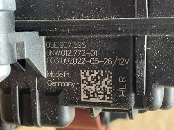 Vattenpump VW Audi Skoda 1.5 TFSI 05E121111R image 6