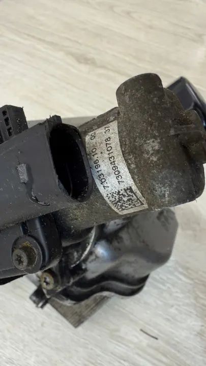 Öljynjäähdytin EGR-venttiili OEM 70319610 VW Transporter T5 image 8