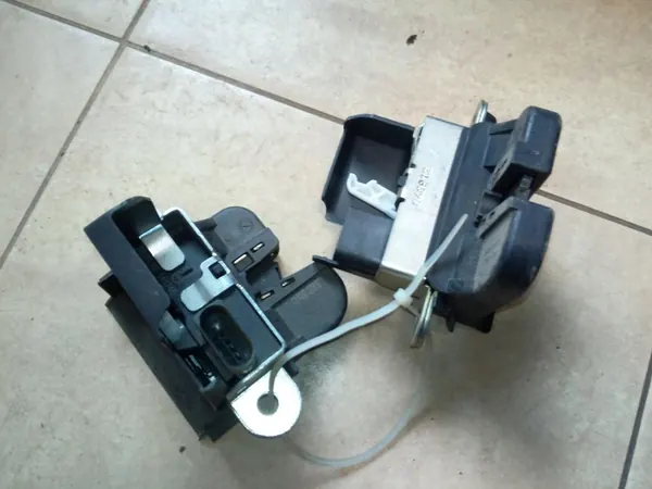 Baklucka Lås VW Passat B6 Touran Golf V VII OEM image 2