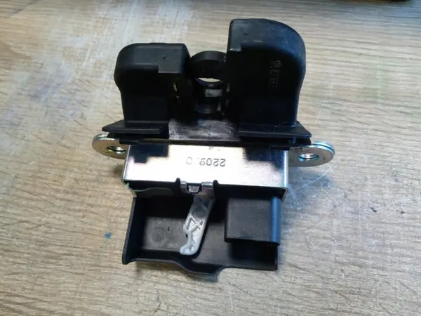 Baklucka Lås VW Passat B6 Touran Golf V VII OEM image 4