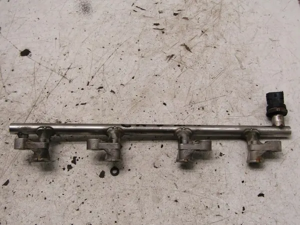 Mazda OE PE0113150 rampe d'injection image 1