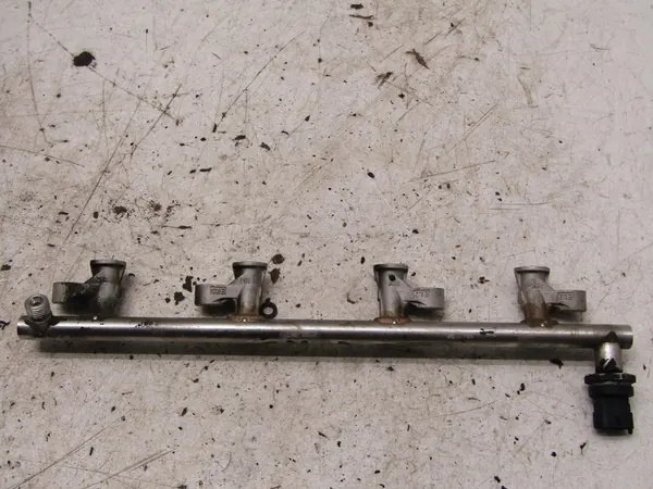 Mazda OE PE0113150 rampe d'injection image 2