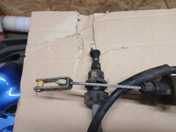 Cabo da embraiagem Suzuki Jimny III OEM R72 - Usado image 3