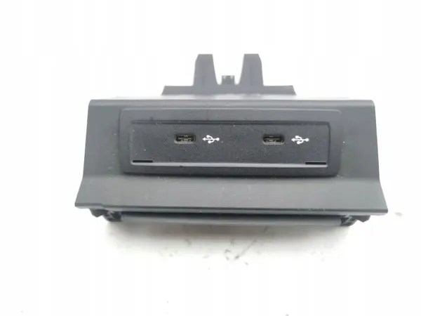 Mercedes-Benz USB-uttag OEM A2478204002 - Begagnad image 2