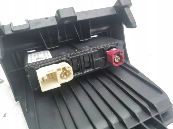 Mercedes-Benz USB-uttag OEM A2478204002 - Begagnad image 6