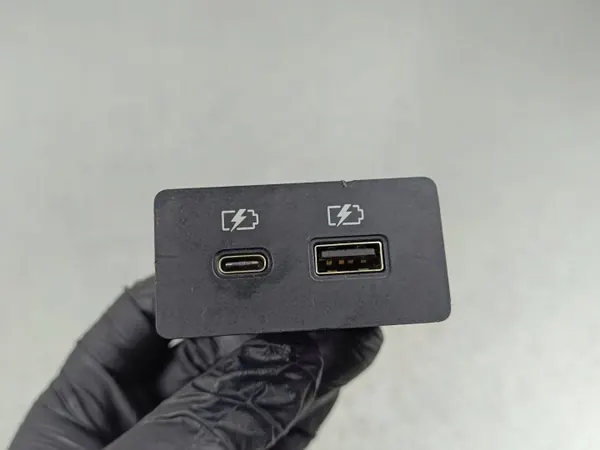Tomada USB Mitsubishi Outlander OEM E327882 image 2
