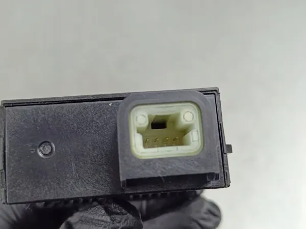 Tomada USB Mitsubishi Outlander OEM E327882 image 3