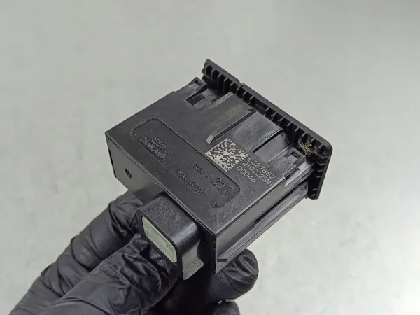 Tomada USB Mitsubishi Outlander OEM E327882 image 4