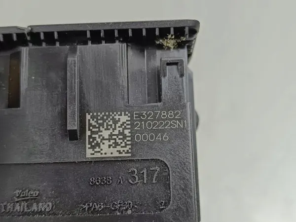 Tomada USB Mitsubishi Outlander OEM E327882 image 5