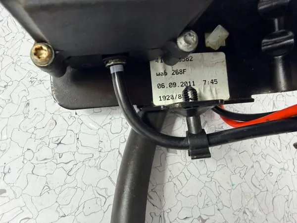 BMW 5 F10 F11 Bakre luftfjädringskompressor OEM 4159053582 image 4