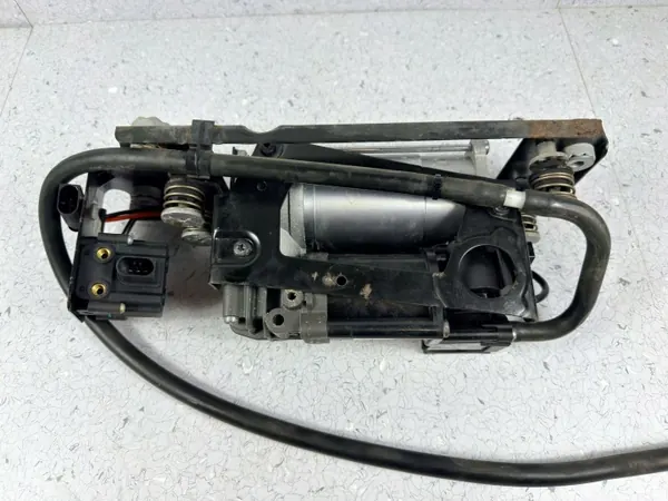 BMW 5 F10 F11 Bakre luftfjädringskompressor OEM 4159053582 image 5