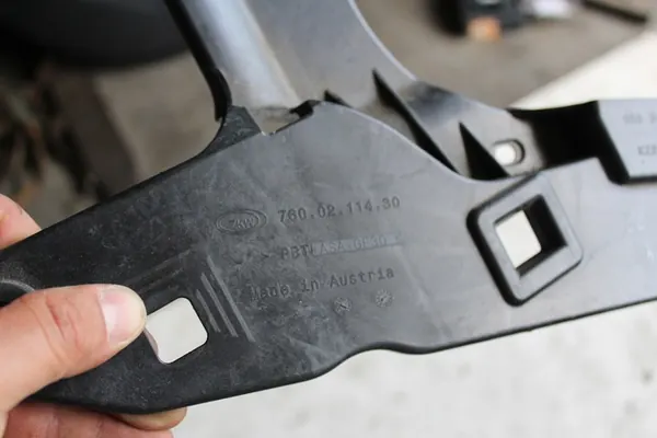 Glissière de montage phare avant droit Porsche Macan image 2