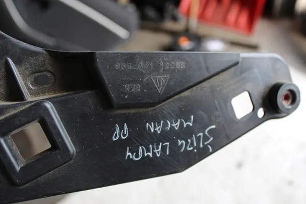 Glissière de montage phare avant droit Porsche Macan image 3