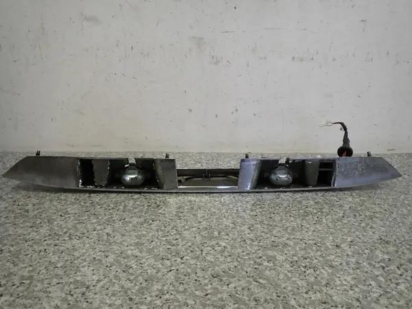 Moldura Portón Nissan X-Trail T30 con Luces OEM image 8