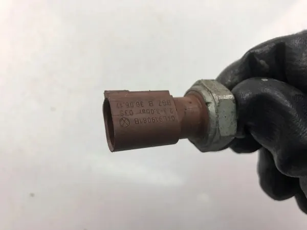Oljetrycksensor OEM 04L919081B för VW Passat image 3