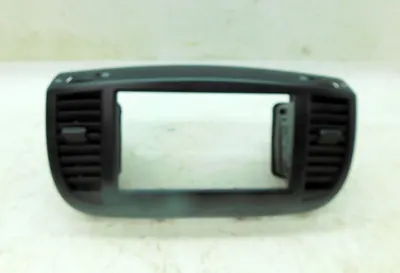 Moldura Rádio Nissan OEM 68260BG02C para Micra K12 image 2