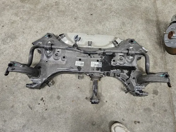 Trineo de Suspensión Hyundai Bayon OEM 62401-Q0000 image 2