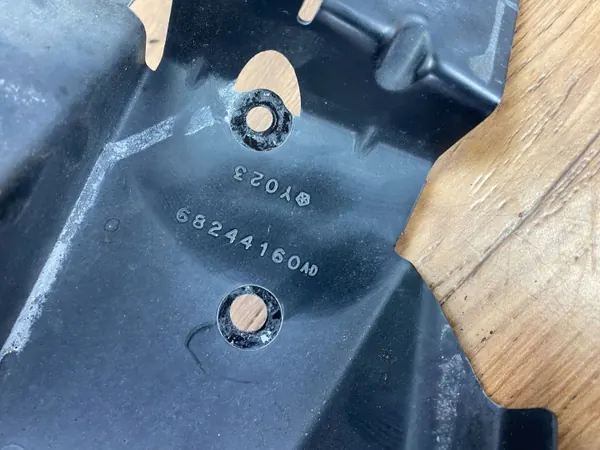 Soporte Computadora Motor Dodge OE 2015+ Usado image 9