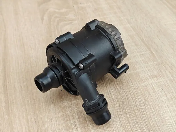 Bomba de agua OEM 8638237 para BMW 530i G30 G31 image 2