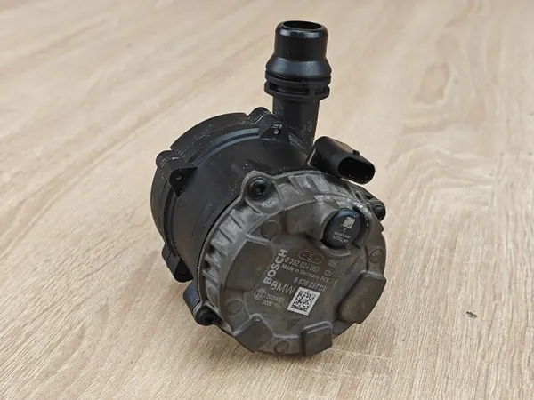 Bomba de agua OEM 8638237 para BMW 530i G30 G31 image 4