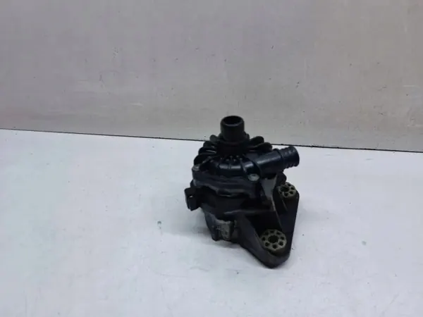 BMW X5 M E70 apujäähdytysnesteen pumppu OEM 7584088 image 2