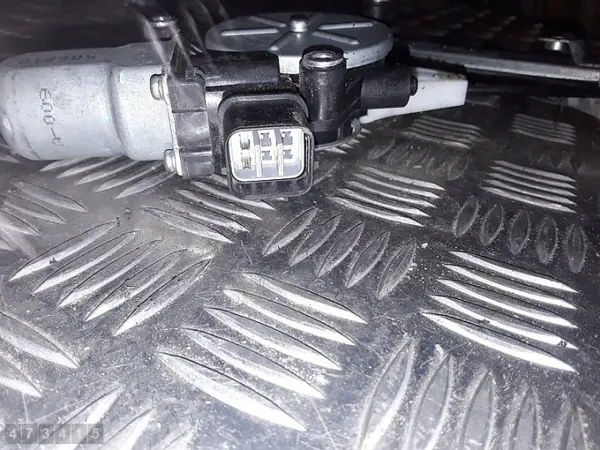 Honda FR-V Ikkunan säädin OEM WR512V - Käytetty image 3