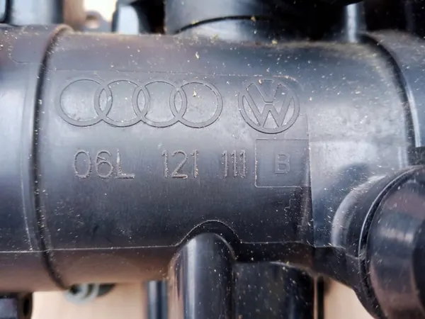 VW, AUDI 1.8 2.0TSI Carcasa de Termostato 06L121111B image 2