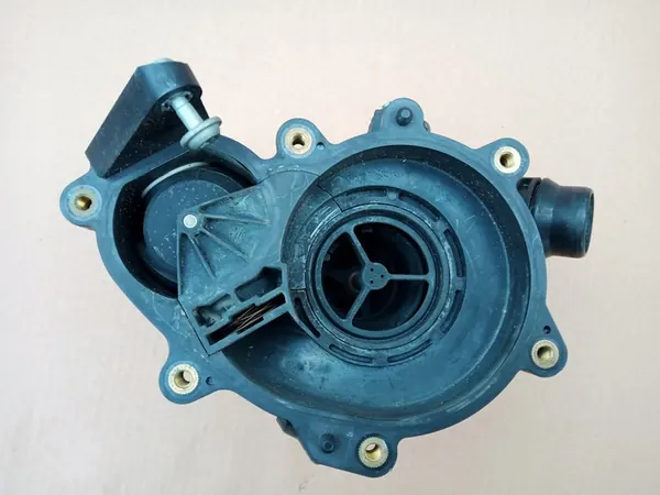 VW, AUDI 1.8 2.0TSI Carcasa de Termostato 06L121111B image 3