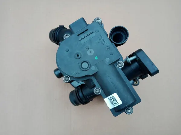 VW, AUDI 1.8 2.0TSI Carcasa de Termostato 06L121111B image 5