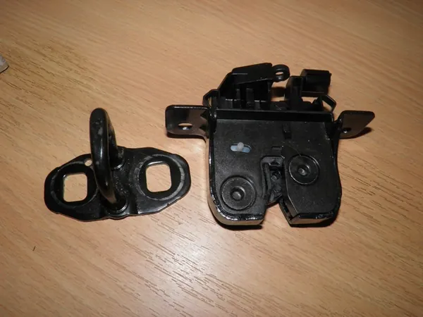 Renault OE 905039326R baklucka lås image 2