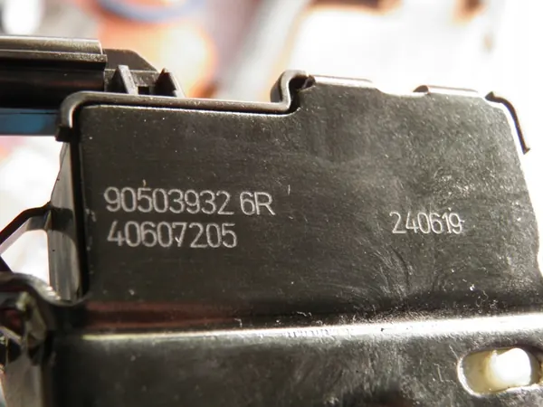 Renault OE 905039326R baklucka lås image 4