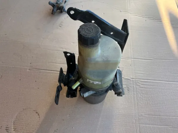 Volvo stuurbekrachtigingspomp OEM 5N513K514AD - Gebruikt image 2